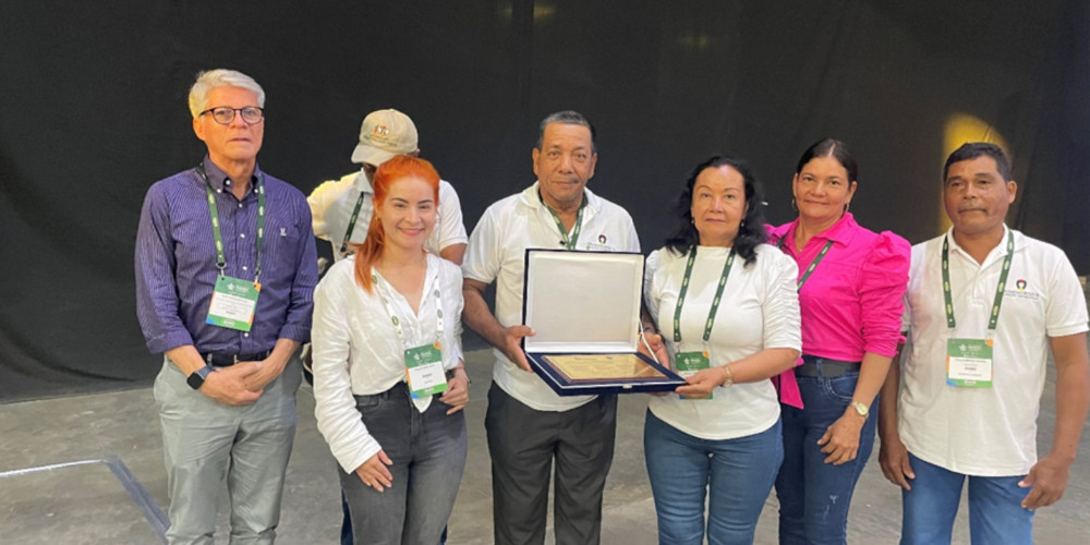 Productores Certificados presentes en el 51° Congreso Nacional Palmero y recibiendo reconocimientos por la Certificación de Aceite de Palma Sostenible de Colombia.