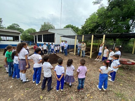 Tanto los niños como los docentes recibieron capacitación acerca el buen uso y cuidado de la huerta.